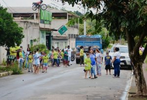 Betim contra a dengue: usuários do Serviço de Convivência e Fortalecimento de Vínculos realizam blitze para conscientizar a população sobre o tema