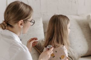Não, meninas não aprendem a tomar toque desde quando são pequenas 